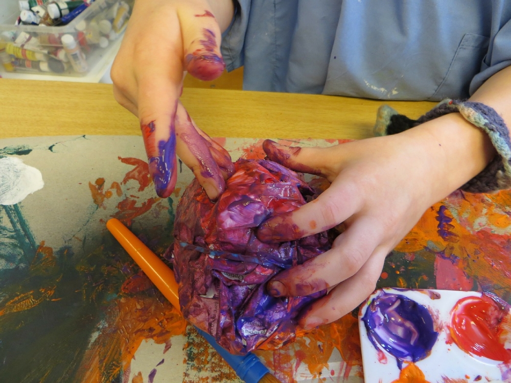 How does messy play benefit kids?